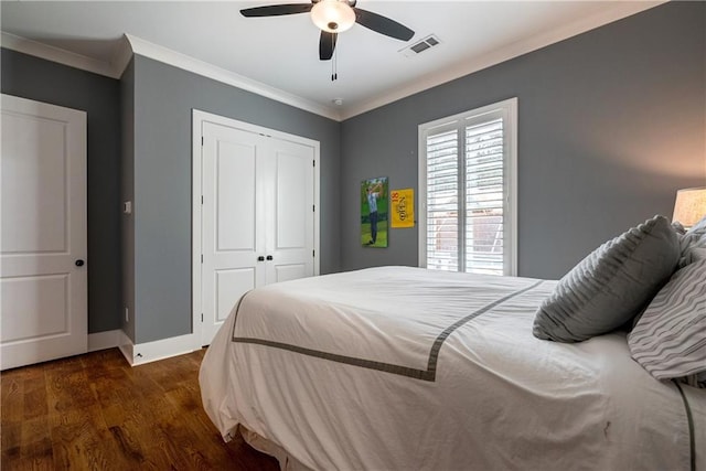 bedroom featuring a closet, ceiling fan, ornamental molding, and dark hardwood / wood-style floors