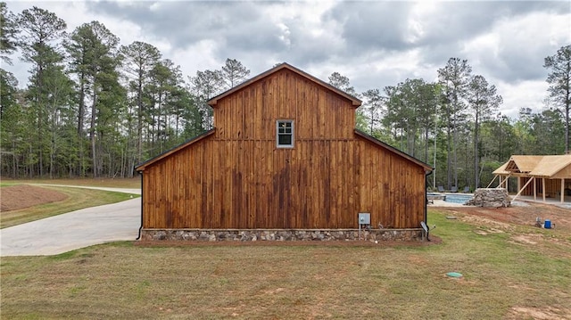 view of outbuilding featuring a yard