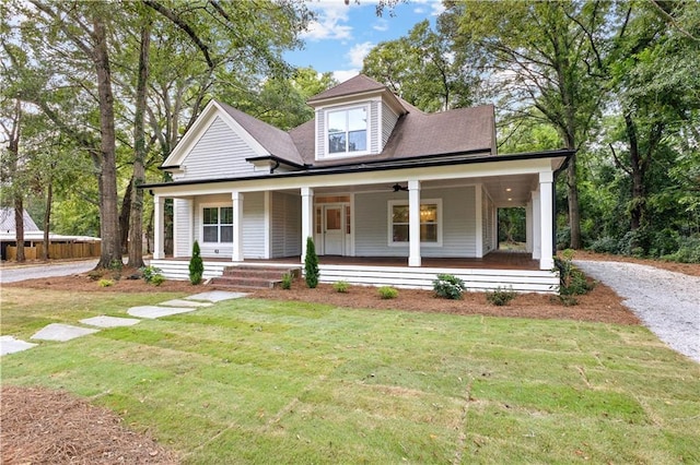 farmhouse inspired home featuring covered porch and a front lawn