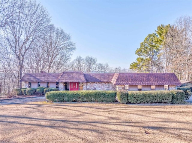 ranch-style house featuring a front yard