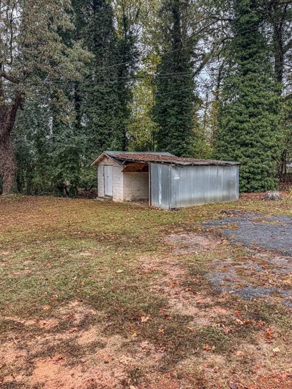 view of yard featuring an outbuilding