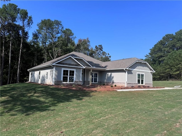 view of front facade with a front yard