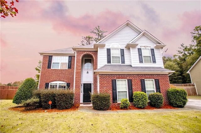 view of front of home featuring a lawn