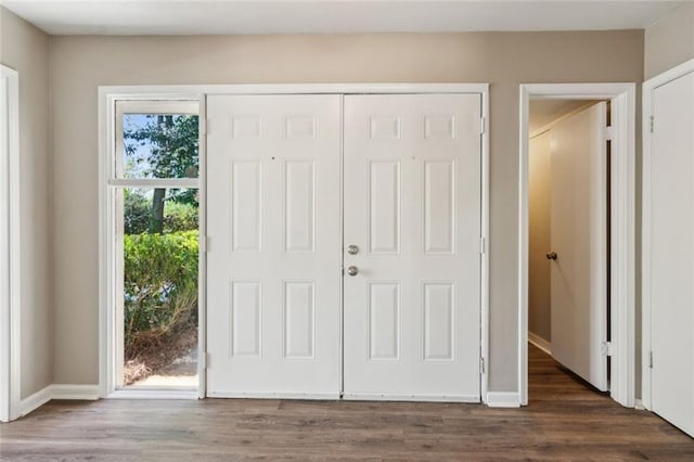 birds eye view of property featuring a forest view