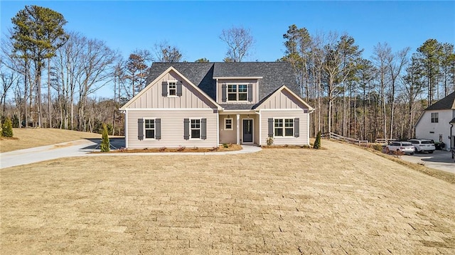 view of front of property featuring a front lawn