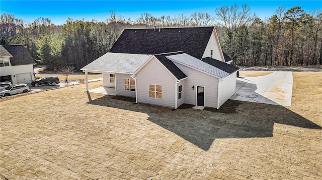 view of front of home featuring a front yard