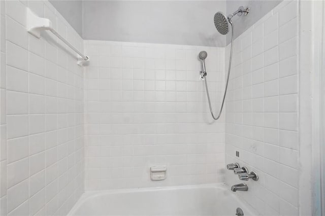 bathroom with tiled shower / bath