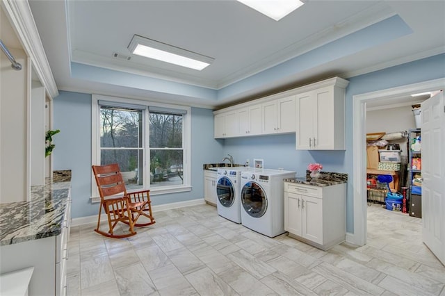 washroom with washer and clothes dryer, a sink, visible vents, cabinet space, and crown molding
