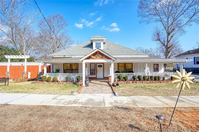 view of front facade featuring a front yard and covered porch