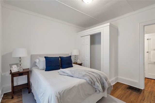 636 Cameron St SE, Atlanta, GA 30312 - bedroom with wood finished floors, crown molding, baseboards, and a closet