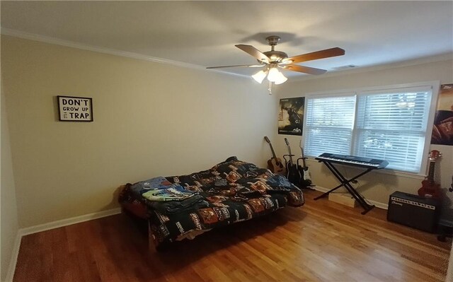 living room featuring hardwood / wood-style floors, ceiling fan, and crown molding