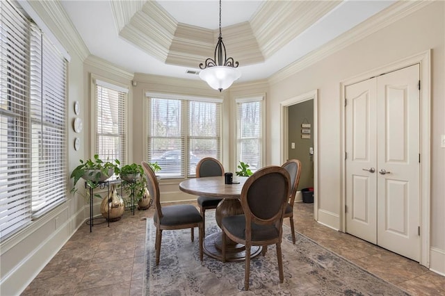 dining room featuring visible vents, a notable chandelier, ornamental molding, a tray ceiling, and baseboards