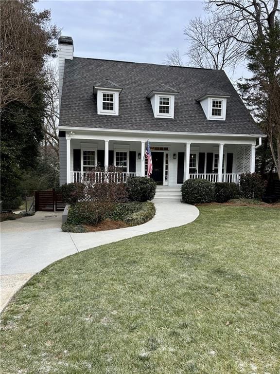 view of front facade featuring a front yard and covered porch