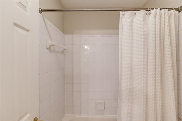 bathroom featuring shower / tub combo