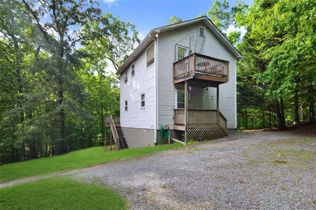 view of front of home featuring a front lawn