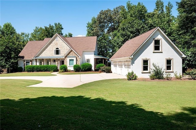 view of front of house featuring a front lawn