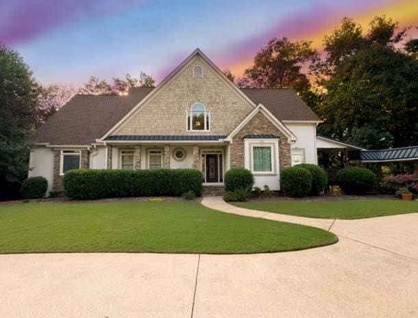 view of front of property featuring a yard