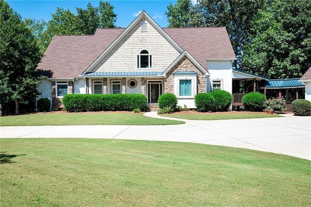 view of front of property featuring a front yard