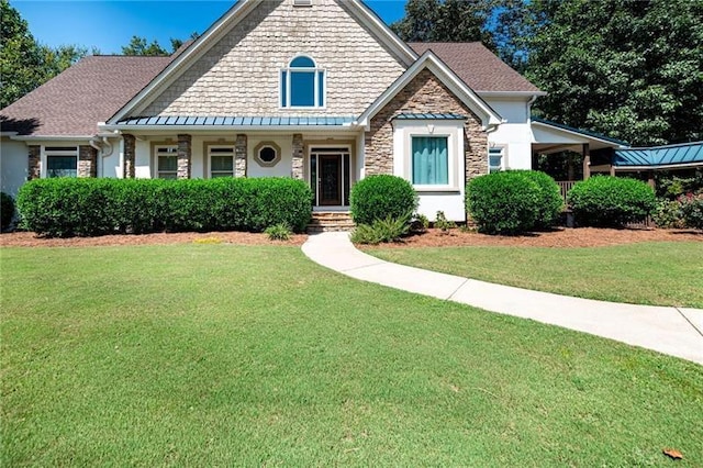 craftsman inspired home featuring a front lawn