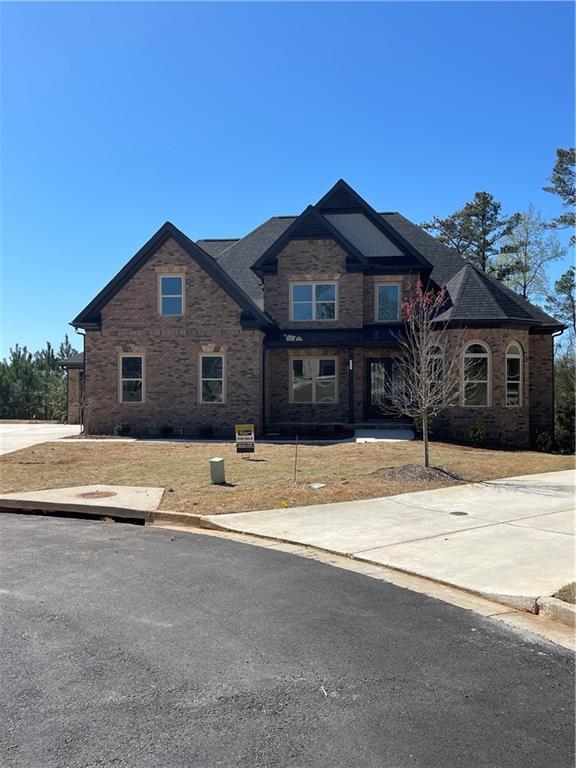 craftsman inspired home featuring a front lawn