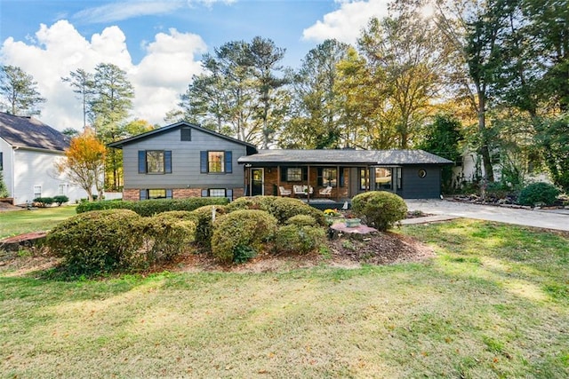 tri-level home featuring a front yard