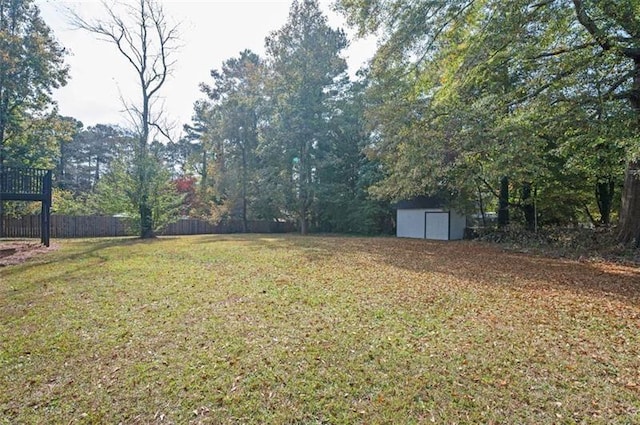 view of yard with a storage unit