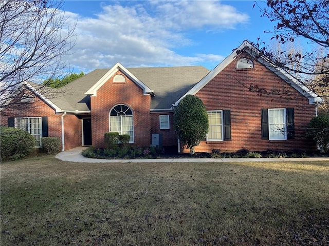 view of front of home featuring a front yard