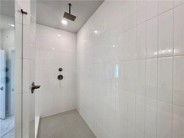 full bathroom featuring tiled shower