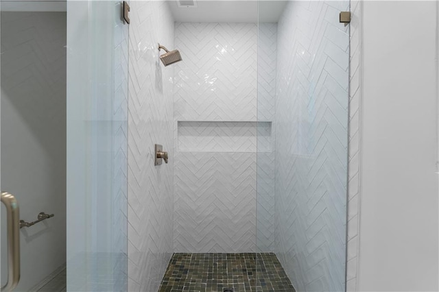 bathroom featuring tiled shower