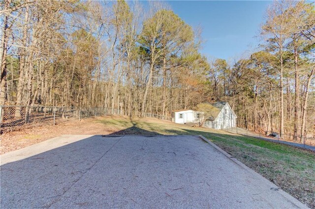 view of yard with a storage shed