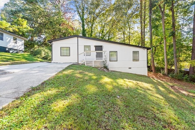 view of front of house featuring a front yard