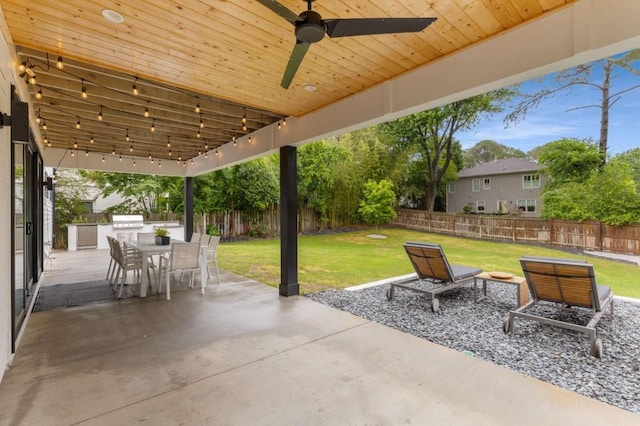 view of patio / terrace with outdoor dining space, an outdoor kitchen, area for grilling, and ceiling fan