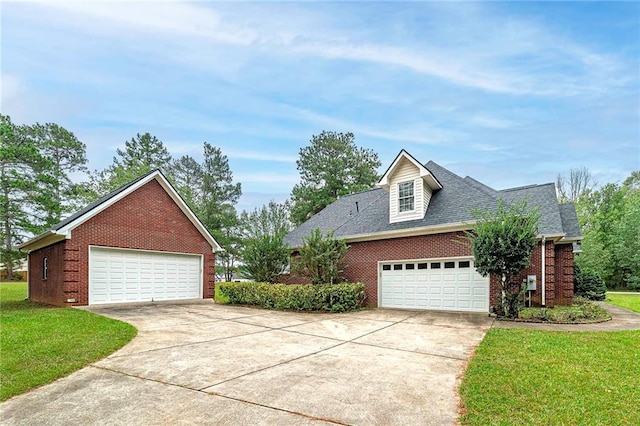 view of front facade featuring a front lawn and a garage