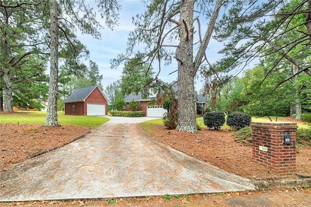 view of front of property featuring a front lawn and a garage