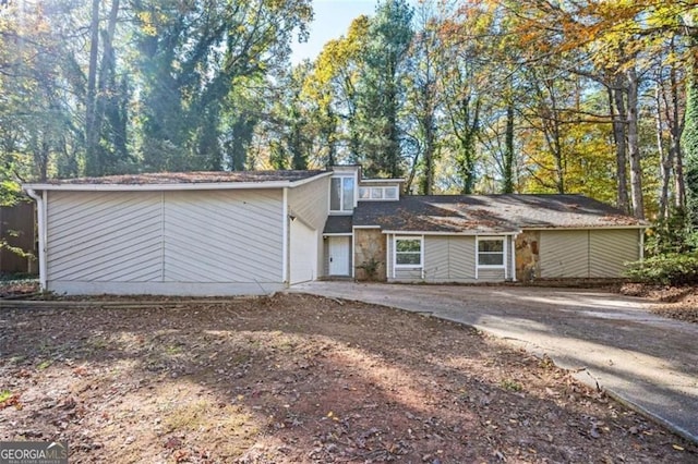 view of front facade featuring driveway