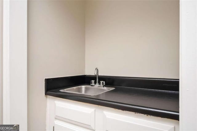 bathroom featuring a sink