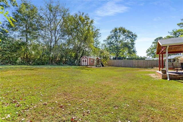 view of yard featuring a storage shed