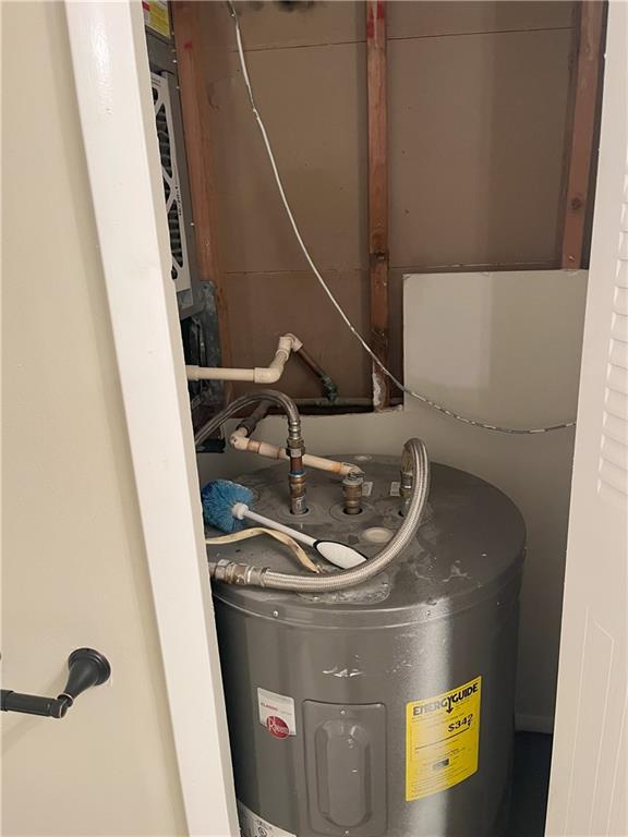4701 Flat Shoals Rd Unit 41-F, Union City, GA 30291 - utilities featuring water heater