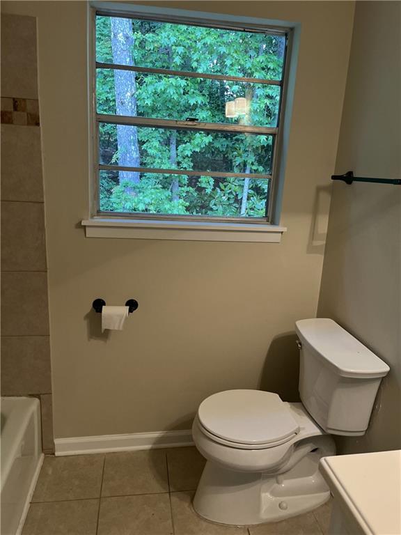 4701 Flat Shoals Rd Unit 41-F, Union City, GA 30291 - full bathroom featuring tile patterned floors, toilet, a tub to relax in, baseboards, and vanity