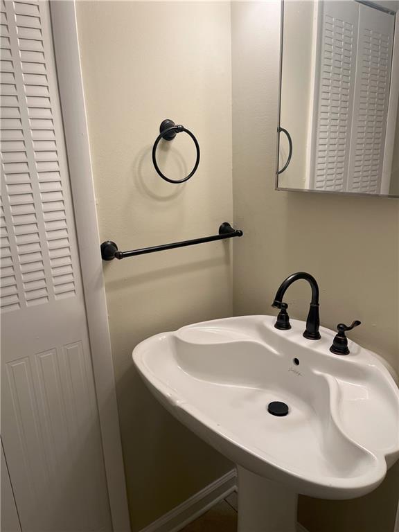 4701 Flat Shoals Rd Unit 41-F, Union City, GA 30291 - bathroom featuring a sink