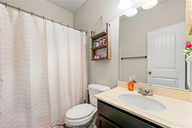 full bathroom featuring curtained shower, vanity, and toilet