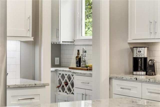 bar featuring backsplash