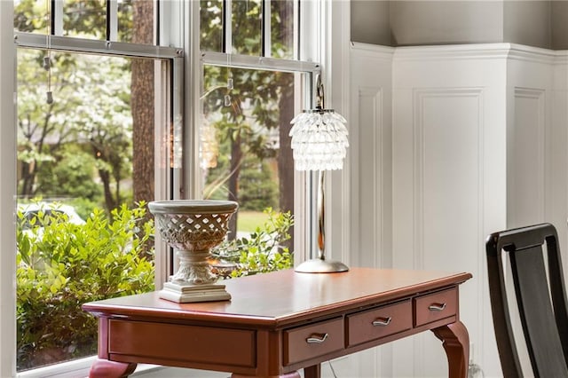 room details featuring a chandelier