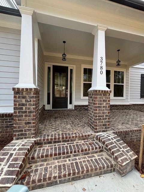 entrance to property featuring a porch