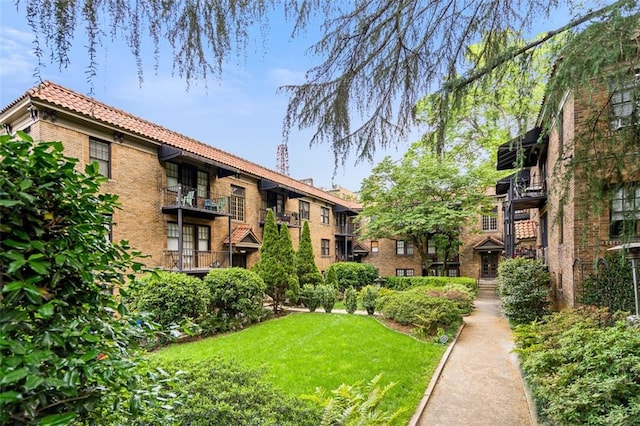 view of property's community featuring a yard