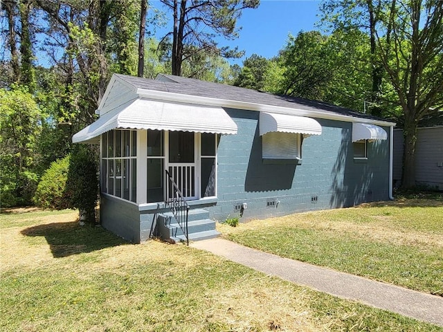 view of front of home featuring a front yard