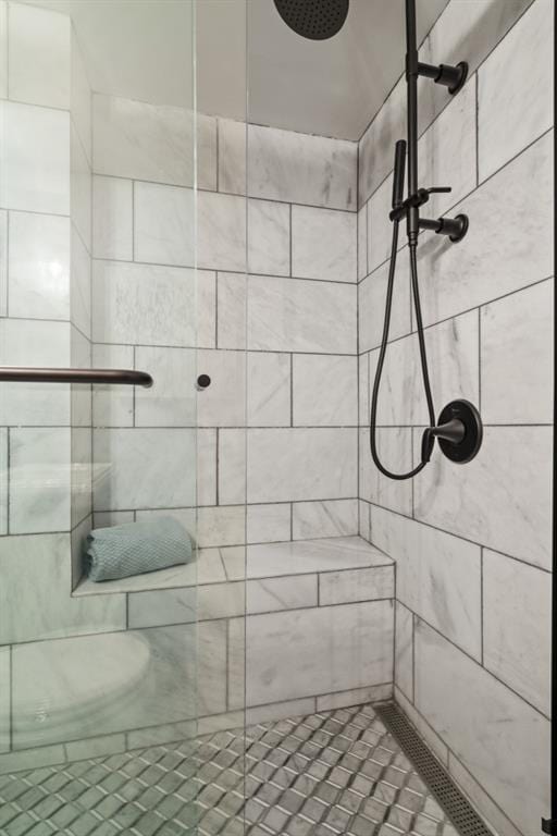 bathroom featuring tiled shower