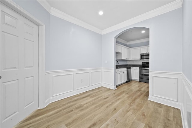 kitchen featuring light hardwood / wood-style flooring, stainless steel appliances, white cabinets, and crown molding