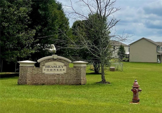 community sign with a yard