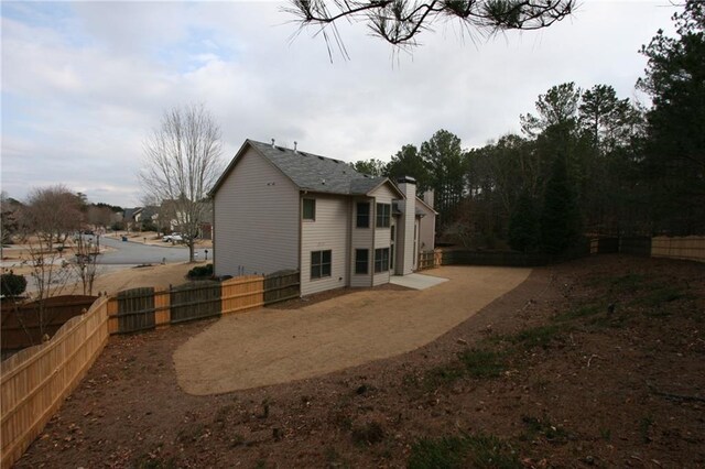 view of front of house featuring a front yard and a garage